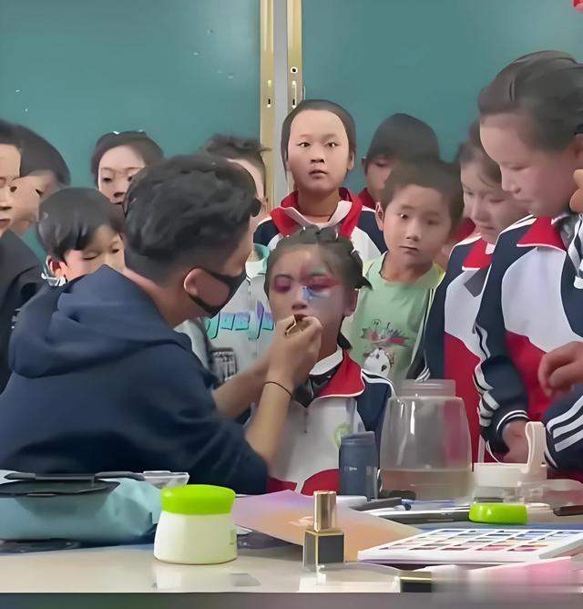 “暴风式”化妆秀！男老师惊艳登场，学生笑翻天的化妆课堂趣事