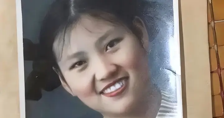 她23岁为国牺牲，初恋为其守墓终生未娶，弟弟苦寻64年在墓地恸哭