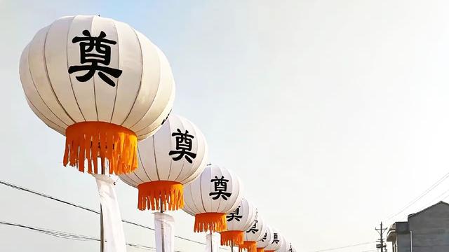 暖阳照草地：湖南祁东百米白事灯笼占马路这