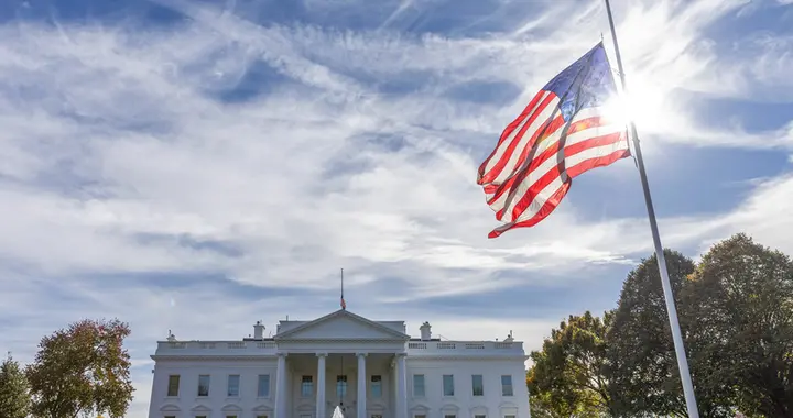 10个月支持率暴跌18%，特朗普的“贸易战”，打垮了自己