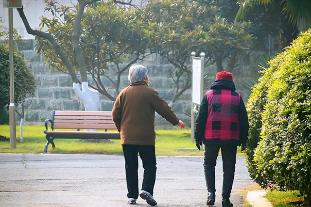 经常散步对心脏好吗？医生强调：心脏"最喜欢"3件事，平时要多做