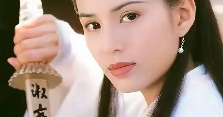 陪老头十年倒贴上亿，堪称绝色的她，至今无儿无女孤身一人
