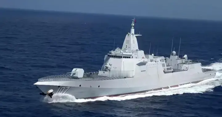 辽宁舰和遵义舰，两支编队形成合围之势，实力完爆美日菲三国舰队