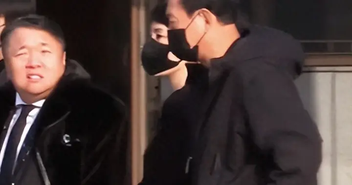 罗晋抱父鞋守灵整夜，亲家唐父现身引猜测，网友揪心提问没答案