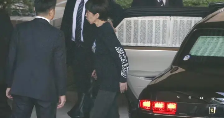 连鞋都顾不上了！台海军演对日本影响有多大？高市早苗穿拖鞋出门