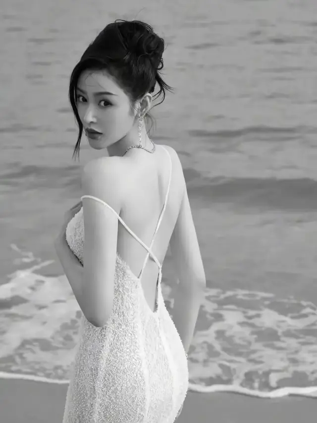 张天爱海边大片曝光！穿吊带裙大秀直角肩，这身材管理也太绝了