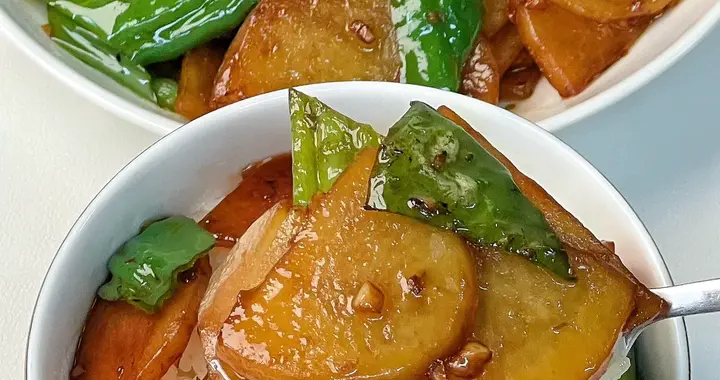 青椒土豆片是一道经典的家常快手菜，做法简单香辣脆嫩特别下饭。