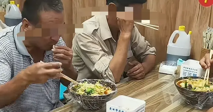 四位60岁农民工没钱吃饭，热心路人请吃板面，评论更心酸！
