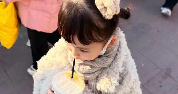 林峯随张馨月回岳母家过春节！一家3口放烟花，5岁女儿穿“巨无霸”外套成焦点