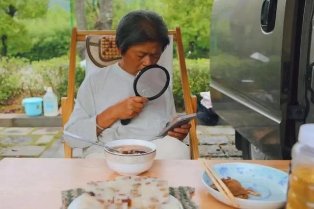 71岁上海老太卖房自驾游，不给亲人留一分钱，9年后过得咋样？