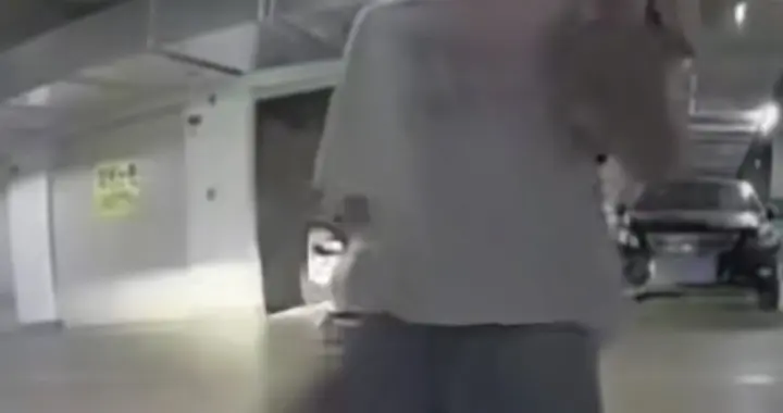 女生地下车库内多次踢车，监控曝光，车主质问原因，女生:脚痒