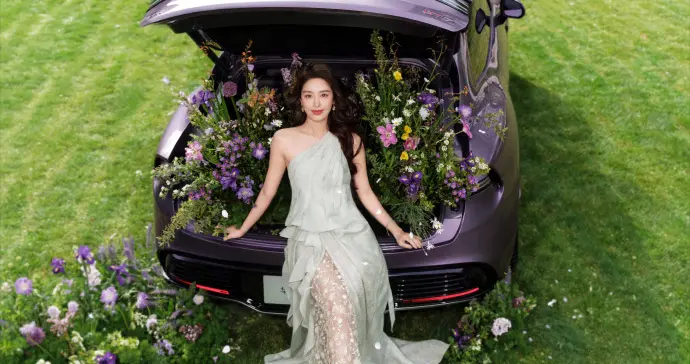 杨采钰品牌代言写真，美腿玉足真迷人