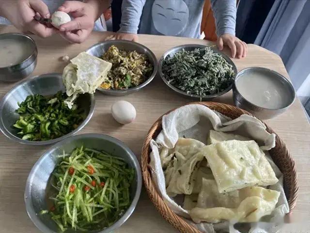 儿子带对象回家，公公做早餐火了，网友：就冲公公做饭，放心嫁！