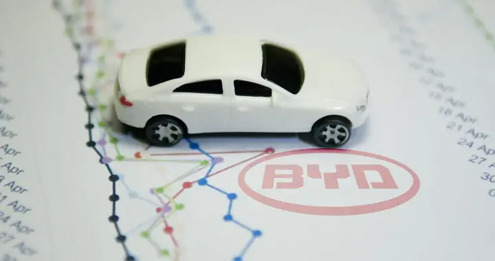 比亚迪成全球电车销冠！特斯拉想反超不容易，马斯克手握一张王牌