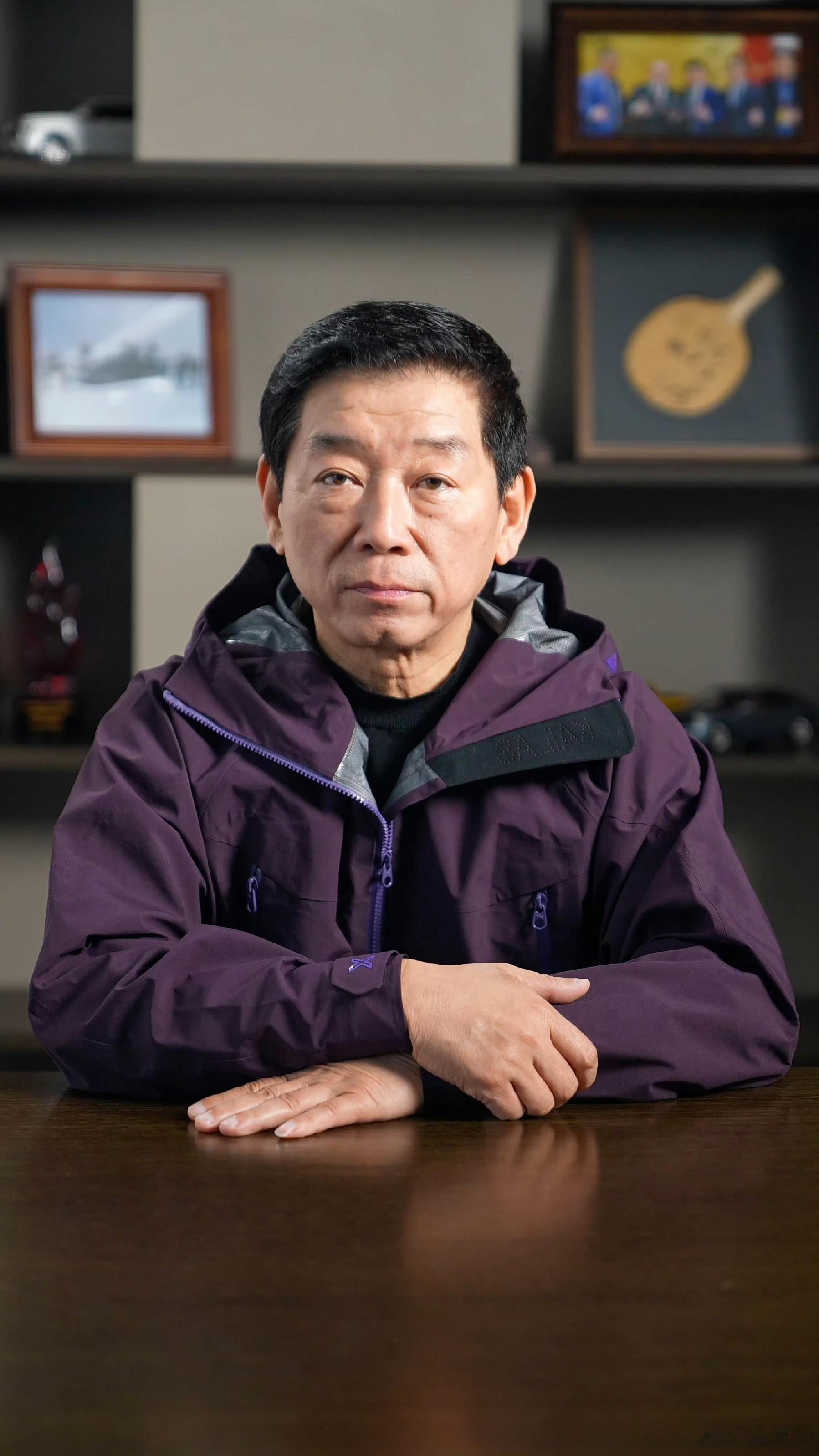 【魏建军】  双耳厚实如翼，相学称“采听官”得位，主福泽深厚、格局开阔...