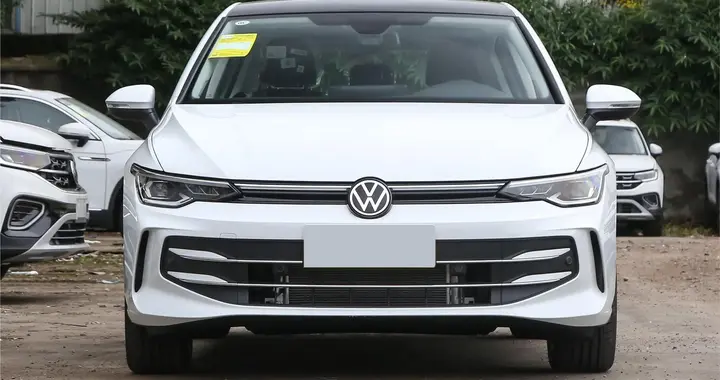 新款大众高尔夫上市，1.5T售12.99万起，低配无倒车影像+织物座椅