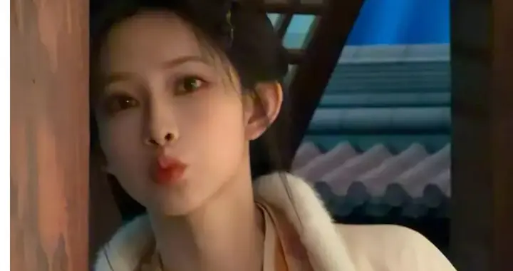 孟子义穿紫色汉服优雅温润 表情搞怪尽显灵动活泼