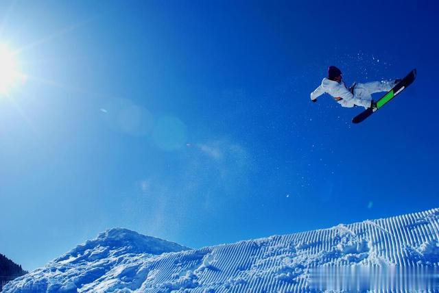 中国厂商影石创新问鼎全球！美国人凌晨3点排队抢，核心龙头梳理