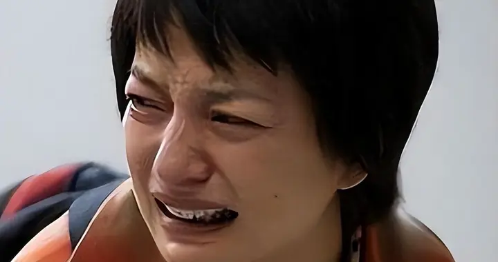 封杀5年后，50岁赵薇生日会又掀波澜，发文中15字令人浮想联翩