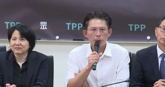 尴尬！黄国昌提前找后路，15.4% 民调背后，民众党基层要 “单飞”