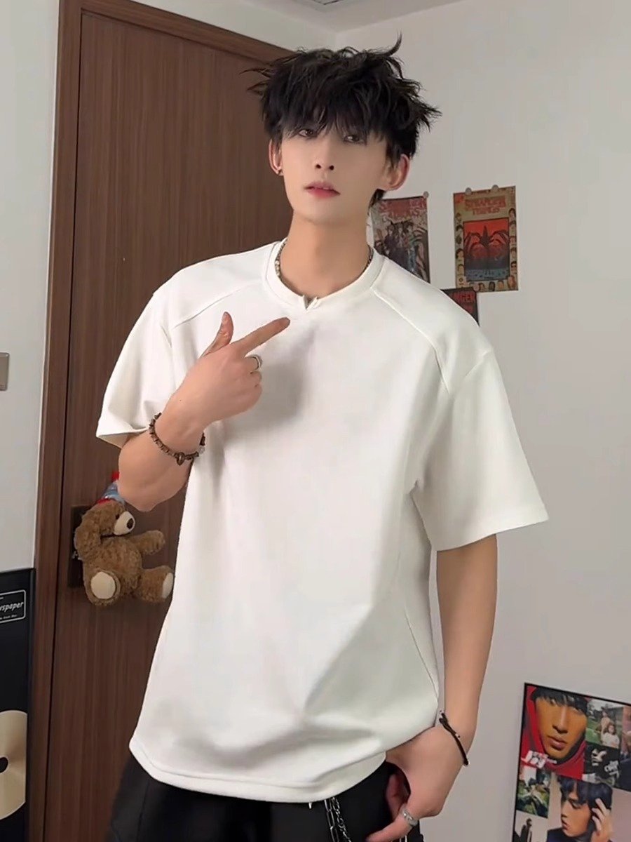 白色金属标小v领短袖男夏季显肩宽空气层半