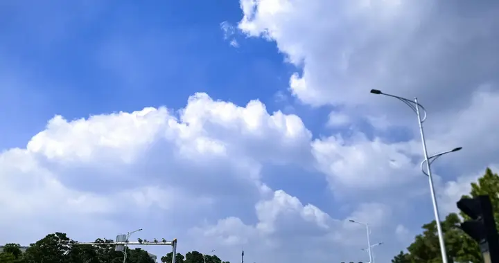 明天白天多云，东南风4级左右，徐州气温22℃到33℃