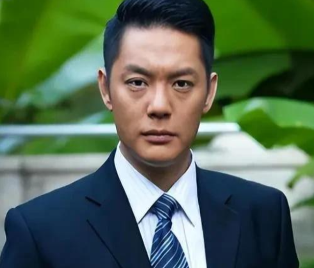 离婚8年后，再看程愫那“内地混不下去”的前夫，后悔俩字无处说