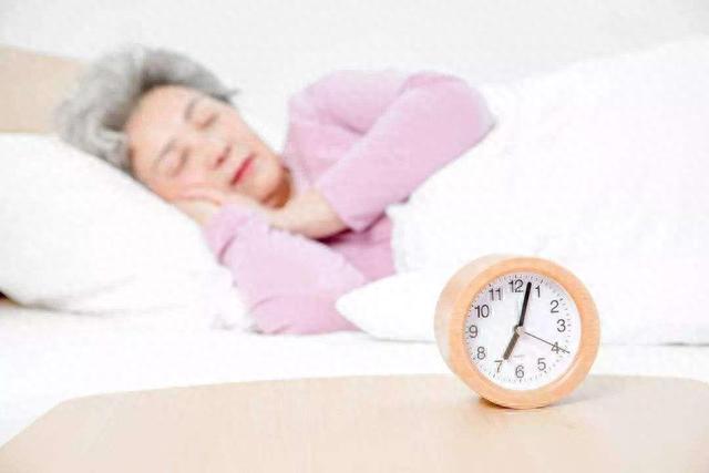 大家被“8小时睡眠论”欺骗了？60岁后，最佳的睡眠时间应是多久