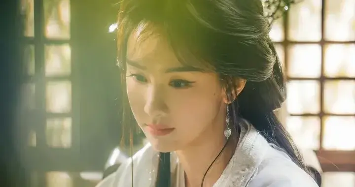 首播4集热榜第一！鞠婧祎白发狐耳美上热搜，郭敬明这次翻身了？