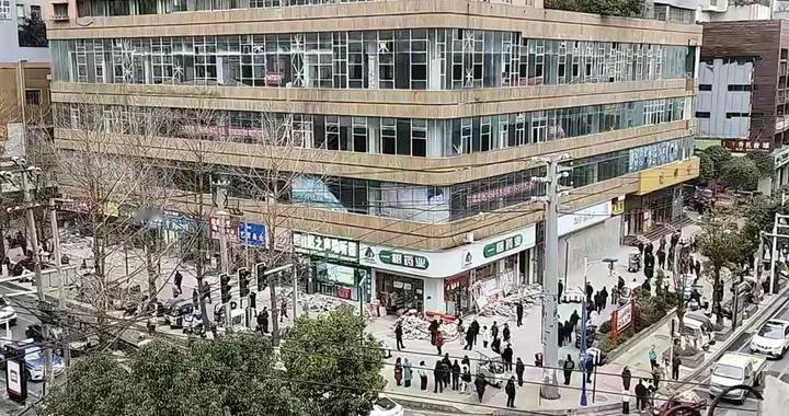 贵州毕节临街商铺一夜被砌墙封死，租金纠纷竟成暴力违法现场？