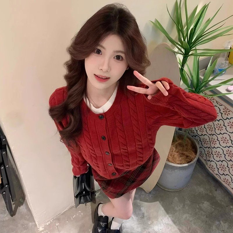 👗红色针织衫搭配格纹半身裙，温暖与时尚