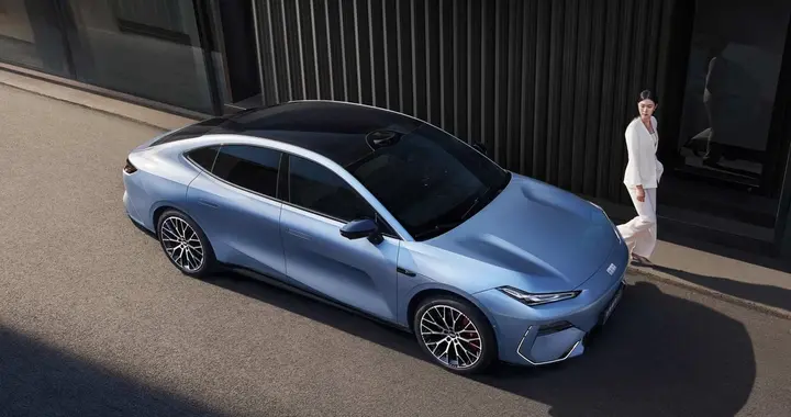 产品力太亮眼！银河E8上手好开，空间动力全出色