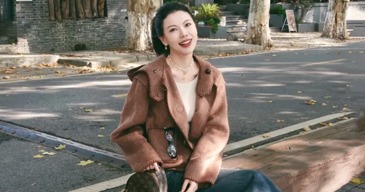 成熟女人不会被潮流色左右，焦糖色牛角扣外套+牛仔裤，很耐看哦