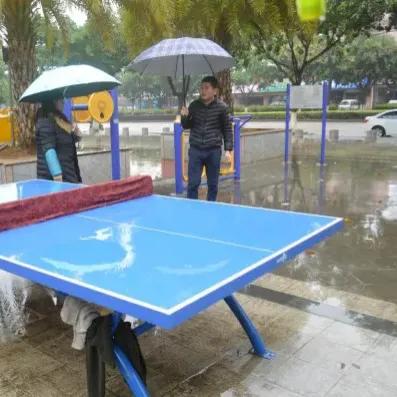 美眉爱车：小区楼下的架空层有羽毛球场和乒