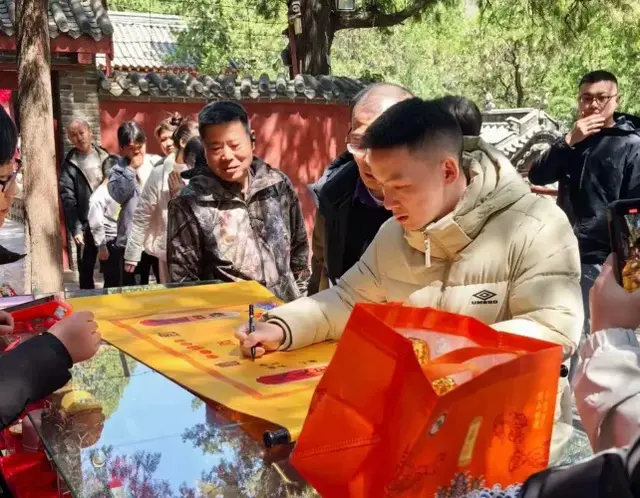 新消息！谢浩南和谢爸去泰山还愿，这次终于不用帮郑琴背LV了