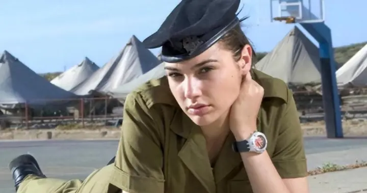 任何一艘美航母上，都要带足大量女兵？她们在航母上有什么作用？