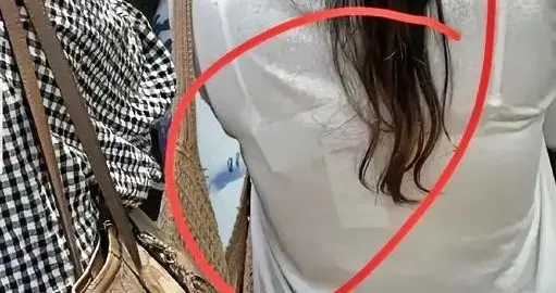 白T恤小姐姐身后藏秘密？路人抓拍，网友吵翻天