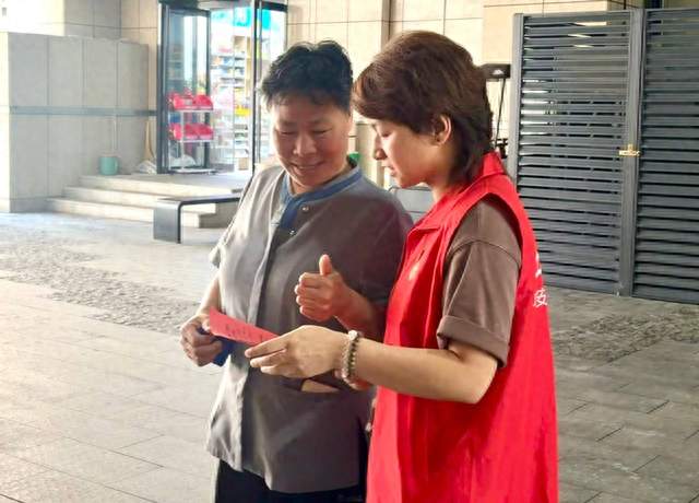 平安金服洛阳分公司开展全国保险公众宣传日公益活动