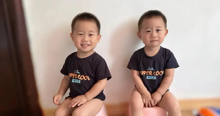 为啥有些双胞胎一模一样，有些却不像？网友：还有同母异父双胞胎