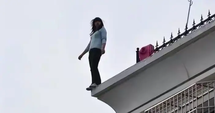 男子抓住跳楼女友，力竭后女友坠楼身亡，法院：男子承担10%责任