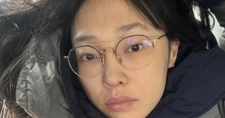 白百何的上班素颜照脸上没皱纹没斑点皮肤很好，头发凌乱好真实