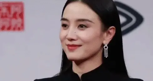 这一夜，珠圆玉润的宋佳像猛虎下山，秒了内娱一堆“排骨精”