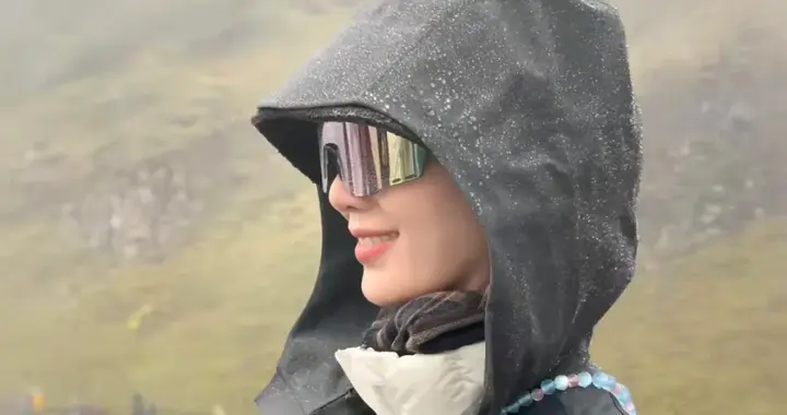 刘诗诗首晒冰岛旅行，粉头发配黑夹克，网友看完瞬间想当她的行李