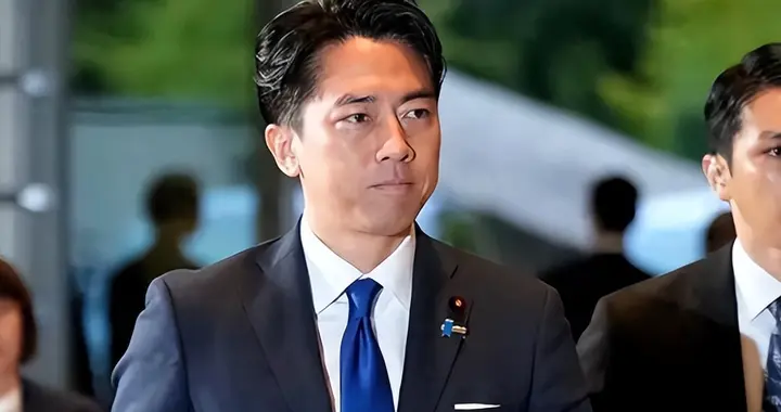 小泉进次郎率众走进靖国神社，天皇三代都没进的门他敢进？