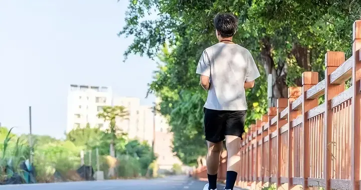 人有没有血栓，散步就知道！医生：有血栓的人，通常散步有4表现
