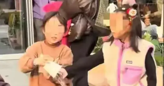 浙江女孩打翻水杯事件炸锅：比打翻水更可怕的，是家长的这个态度