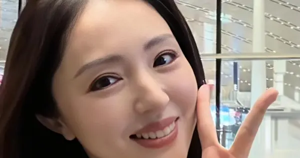 46岁董璇拿粉丝手机自拍 杏仁眼瓜子脸 美到粉丝尖叫内娱情商天花板