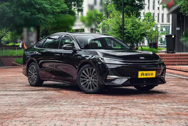 吉利银河A7实车到店开启预售，能否成为混动轿车新爆款？