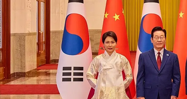 韩国夫人出席北京欢迎仪式！穿凤凰纹红韩 服，换辫子盘发，美翻了