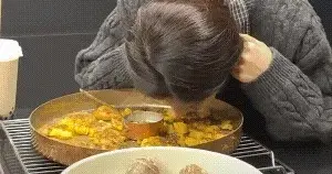 颖儿去梅婷家做客，看到美食就过去闻，鼻子头发都碰到没吃的菜了